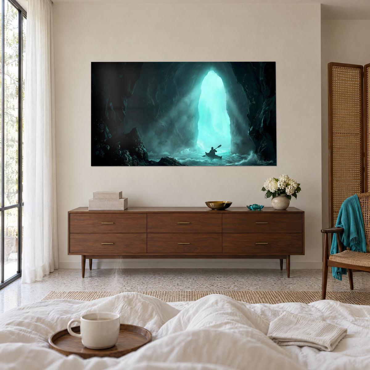 Cuadro de una canoa y un remero diminuto frente a una bóveda de roca negra iluminada en azul glaciar, encima de una cama en un dormitorio luminoso
