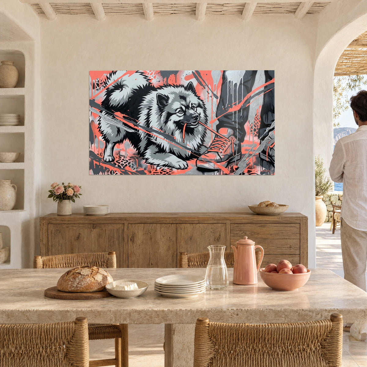 Gemälde flauschiger Hund in Grau und Schwarz, der an einem korallenroten Schnürsenkel zieht, silberne Glanzlichter, an der Wand eines Esszimmers eines mediterranen Hauses