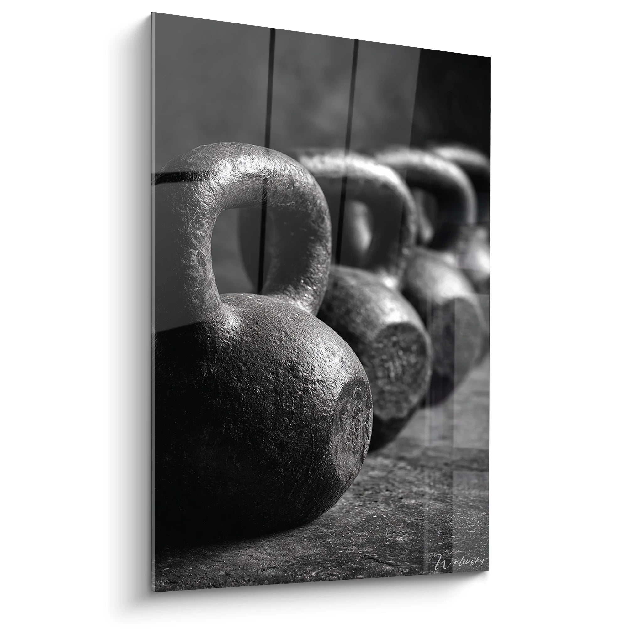 Tableau kettlebells noir et blanc rangés en perspective pour décoration salle de sport moderne