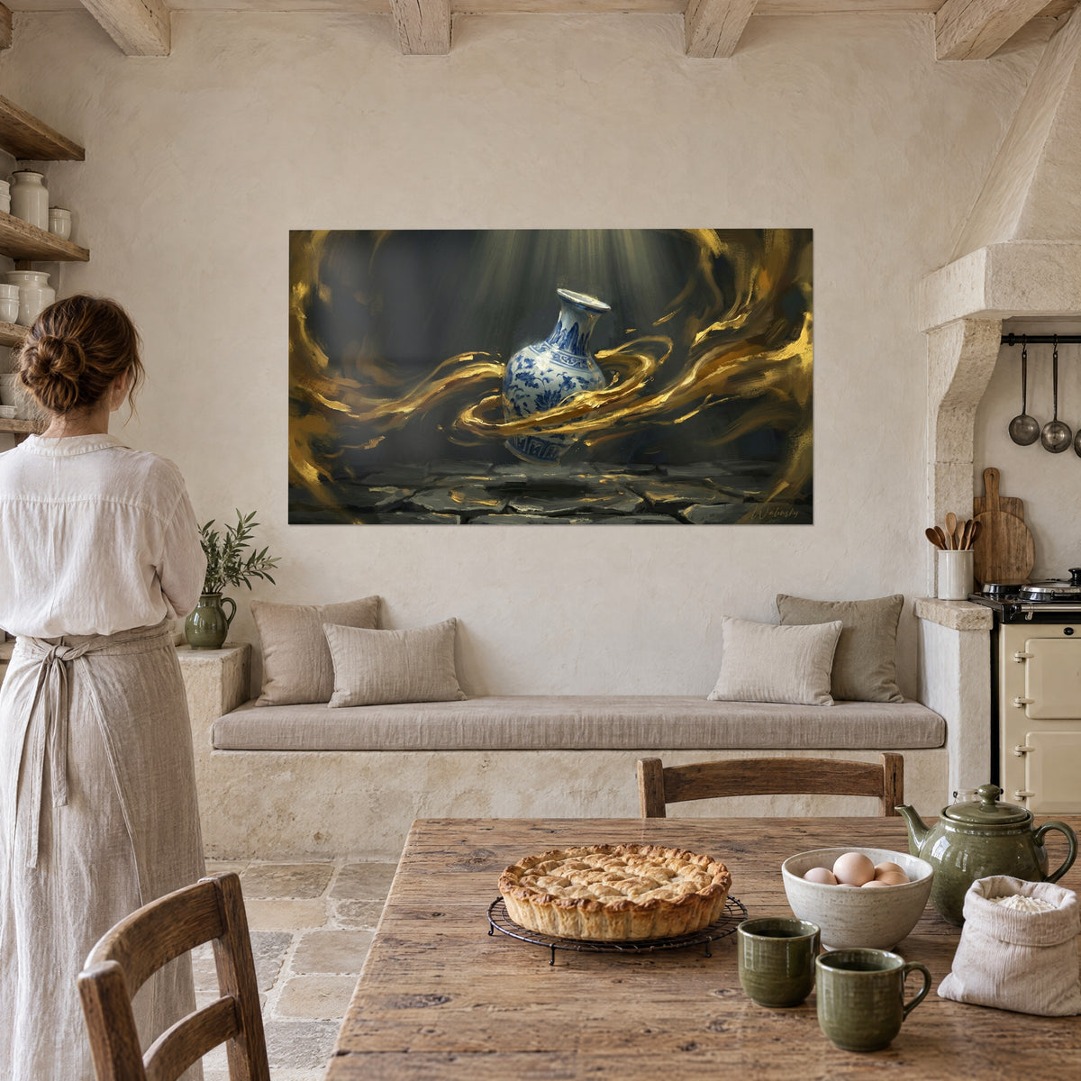 Tableau urne en faïence bleu indigo cernée de coups de pinceau ocre doré, mur crépi beige d'une cuisine rustique, femme de dos