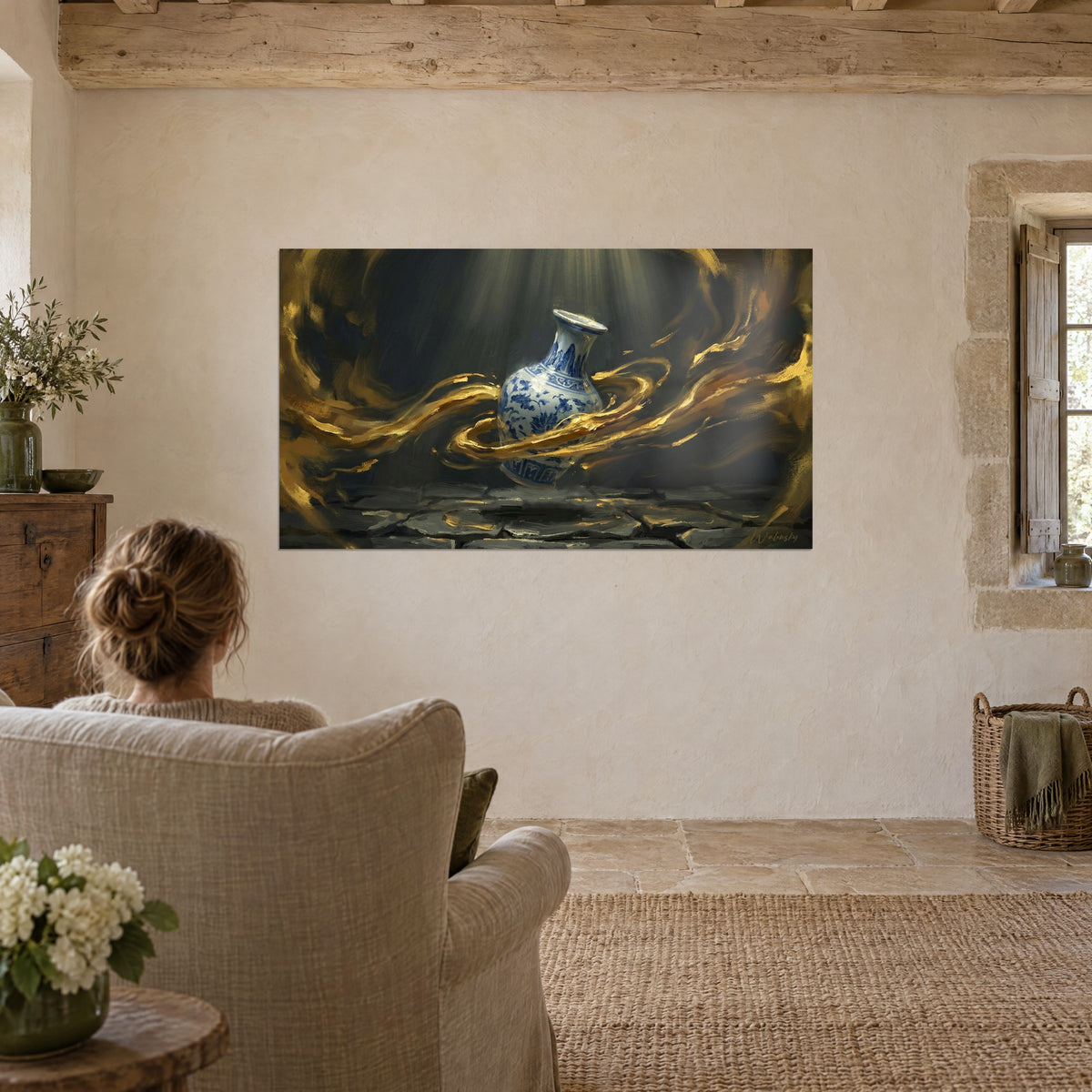 Tableau jarre Ming bleu et blanc sous un faisceau lumineux, spirales d'or épais sur fond ardoise, salon de pierre, femme dans un fauteuil