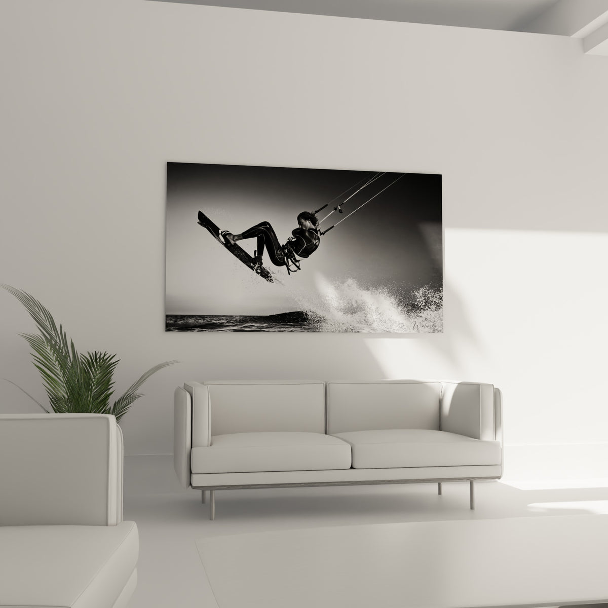 Sauteur en kite surf capturé entre gris anthracite et blanc pur, au-dessus d'un canapé dans un salon lumineux