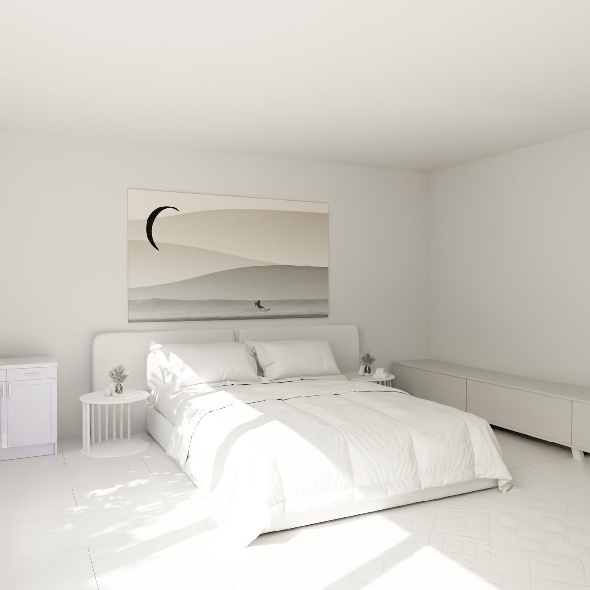 Silhouette de kitesurfeur noire sur fond beige et gris, accrochée au-dessus d'un lit dans une chambre claire