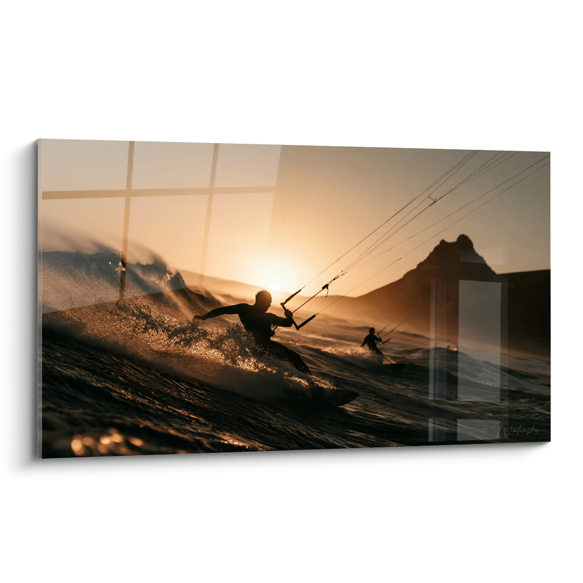 Kitesurfeurs silhouettés en anthracite glissant sur vague dorée au coucher de soleil