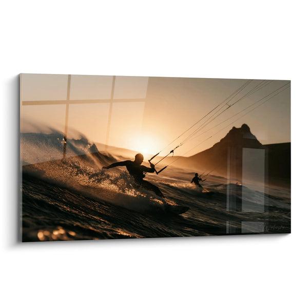 Tableau Kitesurfeur silhouette noire et dorée montagne au loin - Deux surfeurs en mer - Edition Kite surf