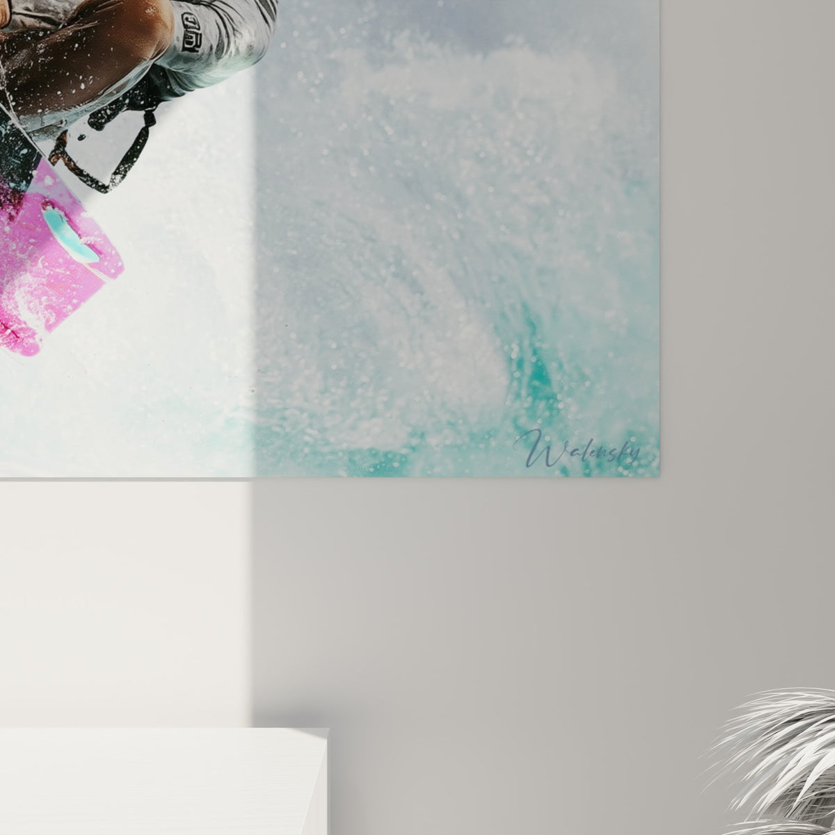 Détail de la planche turquoise et rose fuchsia éclaboussée d'écume blanche, grain de l'impression visible de près