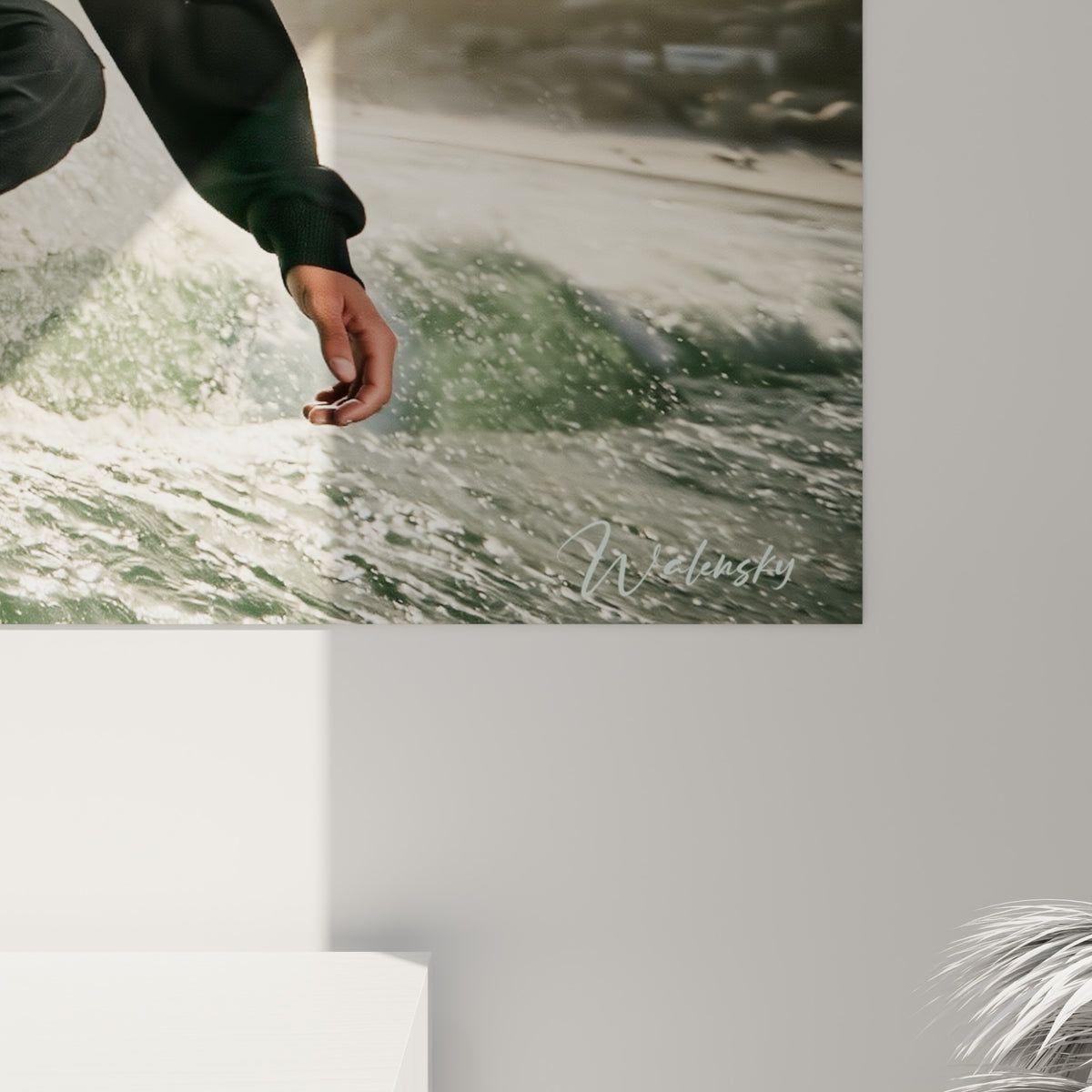 Détail des éclaboussures blanches et du grain de l'impression sur les tons verts et noirs du tableau kite surf