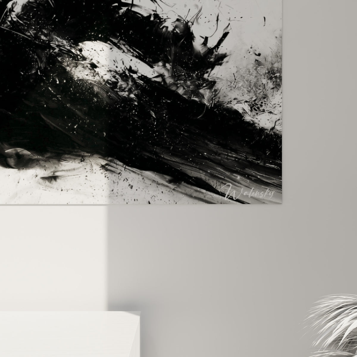 Coulures d'encre noire et empâtements graphiques visibles de près, contraste blanc et charbon sur la toile