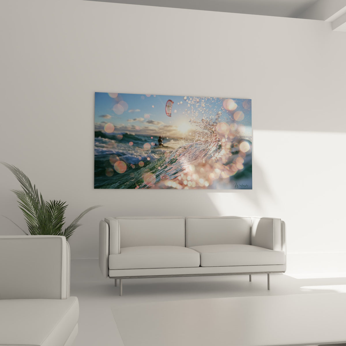 Éclats de lumière dorée sur une vague bleu turquoise, tableau kite surf au-dessus d'un canapé dans un salon lumineux