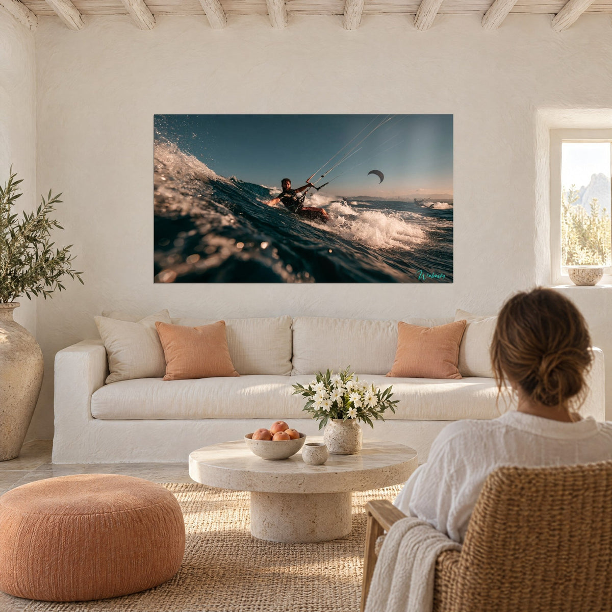 Tableau kitesurfeur barbu glissant sur une vague bleu nuit et blanche, mur crème, au-dessus d'un canapé dans un salon lumineux