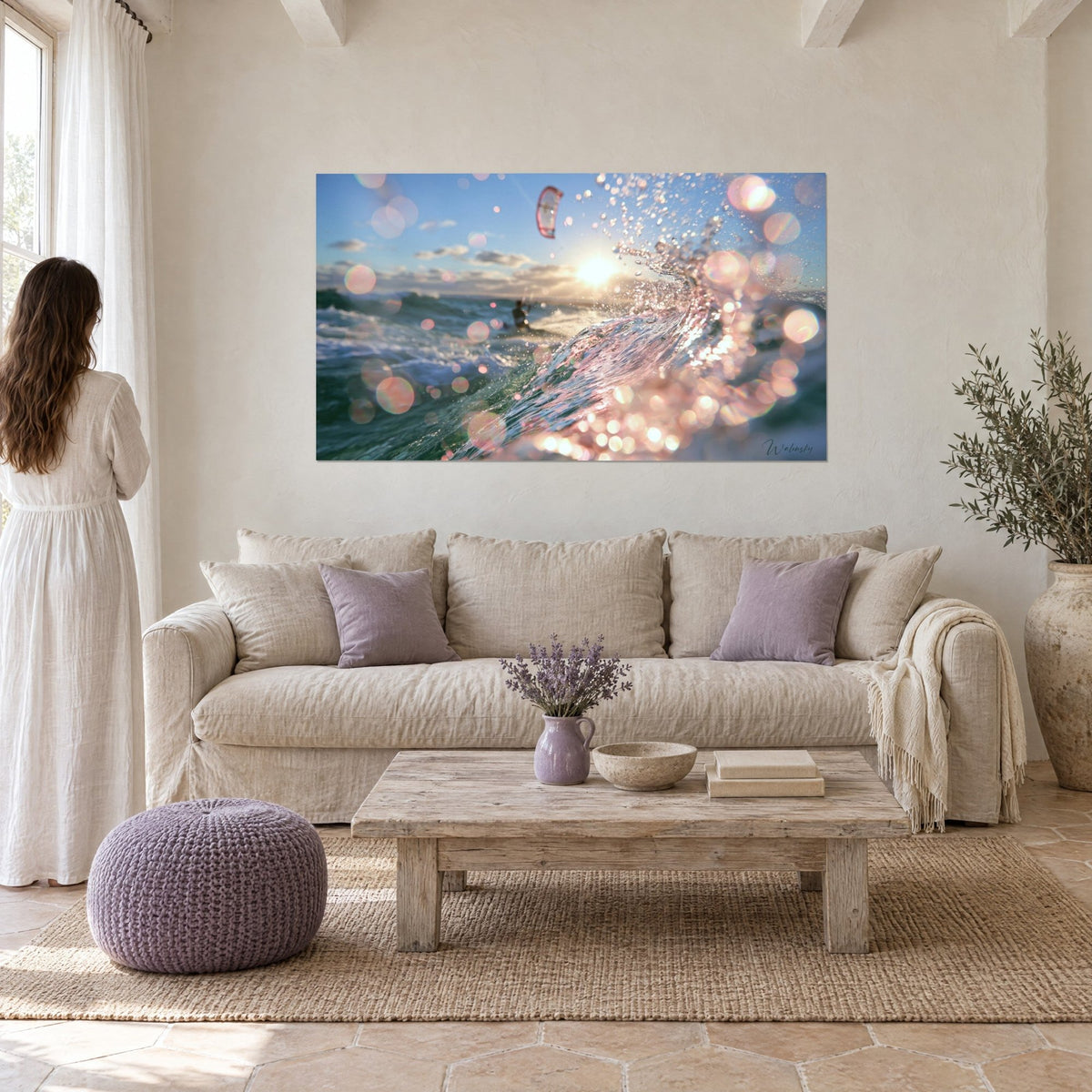 Tableau vague turquoise éclatant en gerbe d'embruns dorés, soleil bas et kiteur au loin, au-dessus d'un canapé dans un salon lumineux
