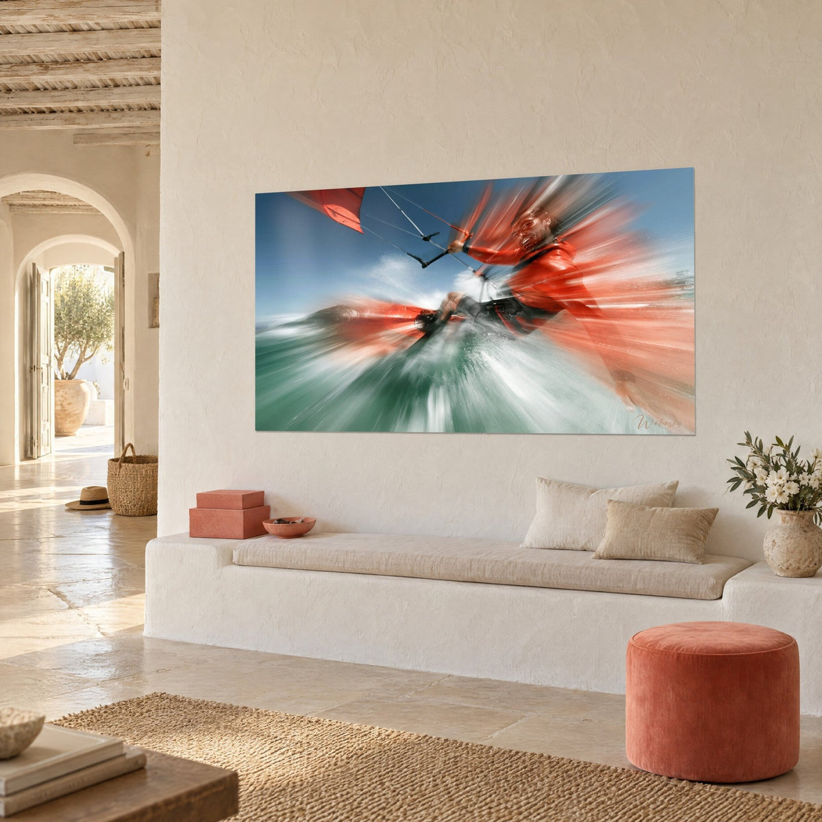 Tableau aile rouge fendant l'écume verte sous un ciel bleu, accroché sur un mur blanc, vue de trois-quarts
