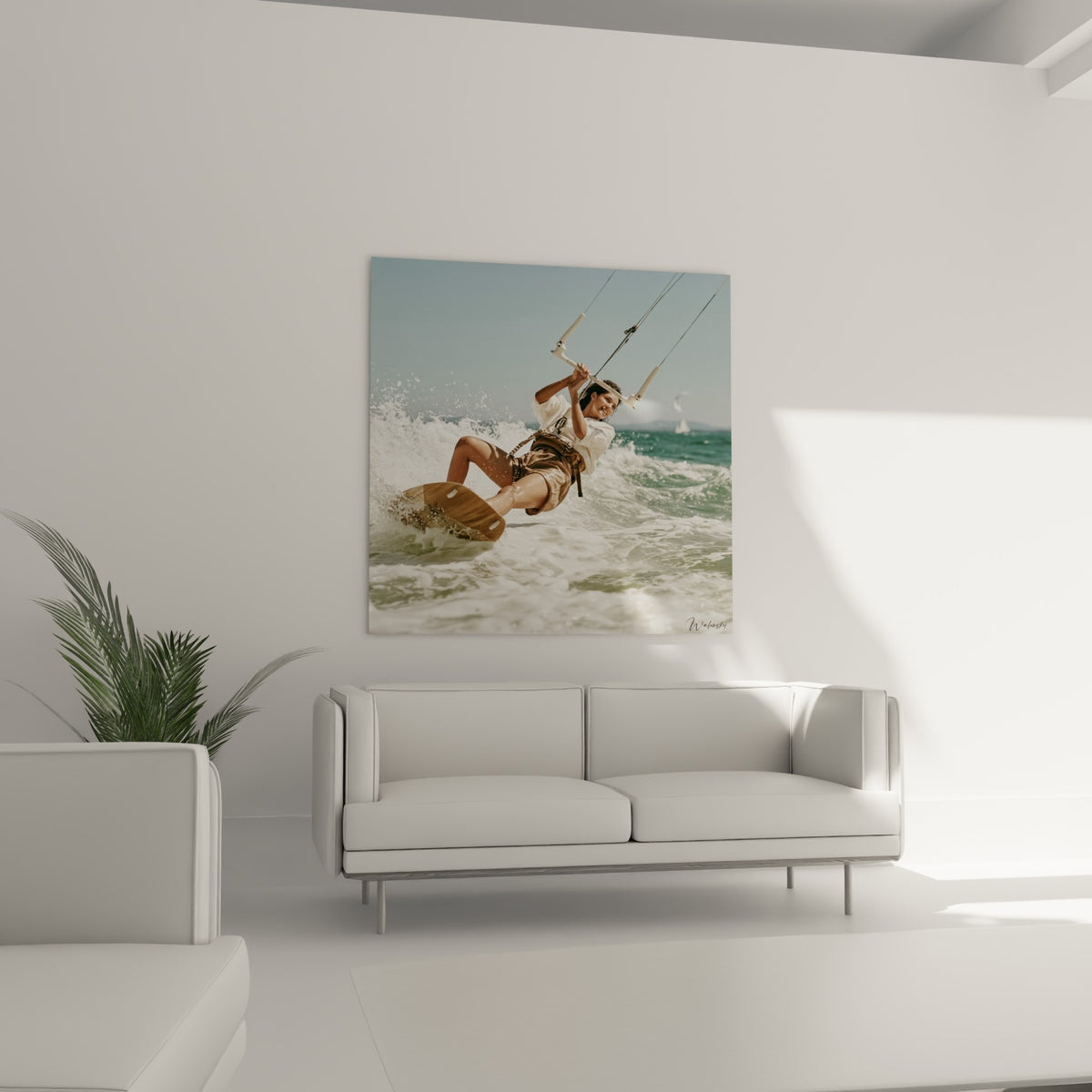 Glisse dynamique en kite surf, tons bleu marine et bois clair, au-dessus d'un canapé dans un salon lumineux