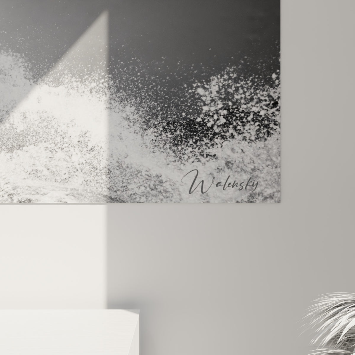 Grain photographique visible sur l'écume blanche et le noir profond de la combinaison du kitesurfeur