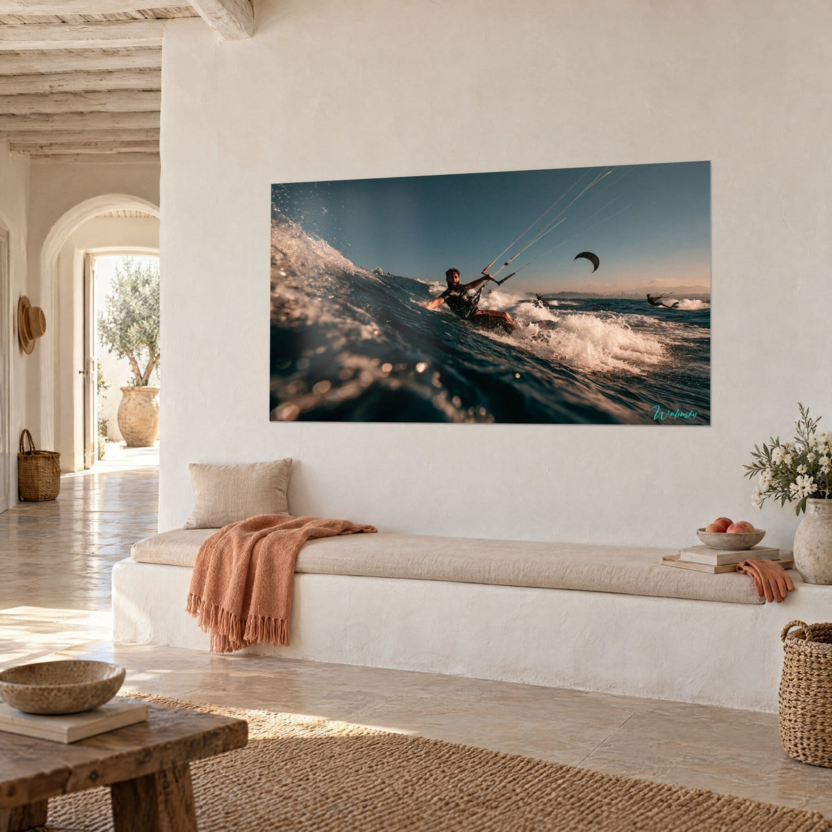Tableau sportif au cerf-volant noir dans un ciel turquoise, écume blanche, mur chaux et banquette de pierre, vue de trois-quarts