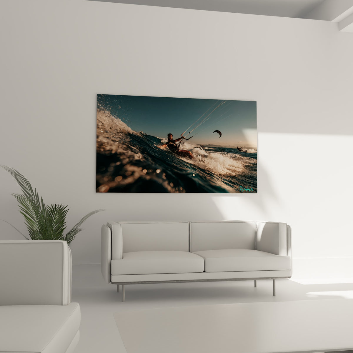 Sportif immergé dans l'écume blanche et l'eau anthracite, au-dessus d'un canapé dans un salon lumineux