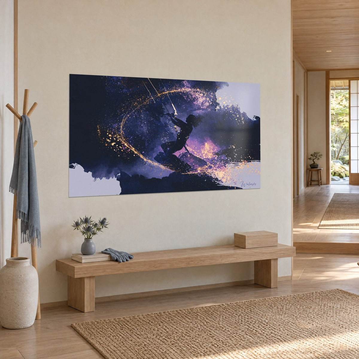 Quadro di una sportiva appesa alla sua ala, schizzi viola e polvere dorata su nuvola blu notte, console in legno chiaro