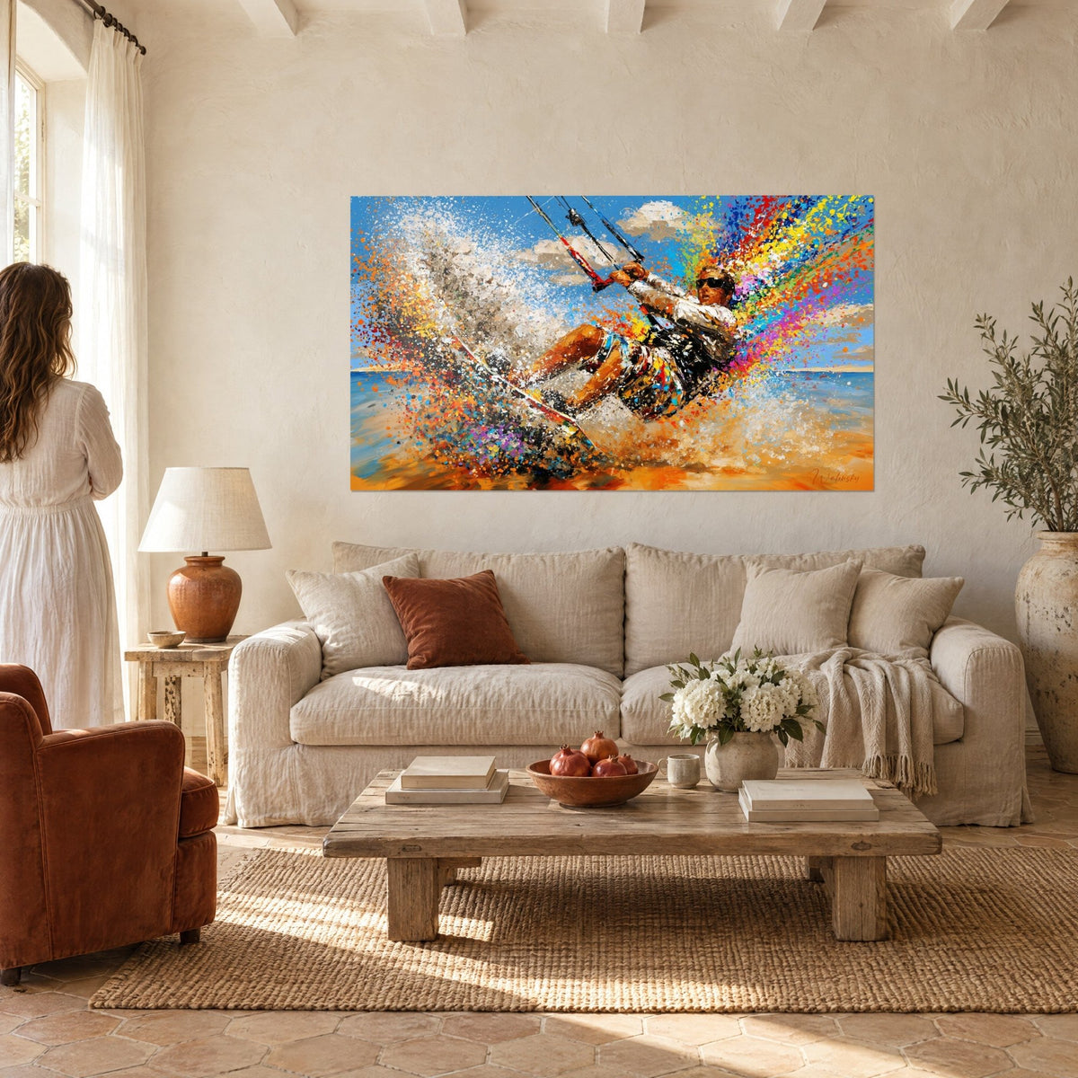 Tableau kitesurfeur lunettes noires, planche en plein virage dans une gerbe orange et bleue, au-dessus d'un canapé dans un salon lumineux