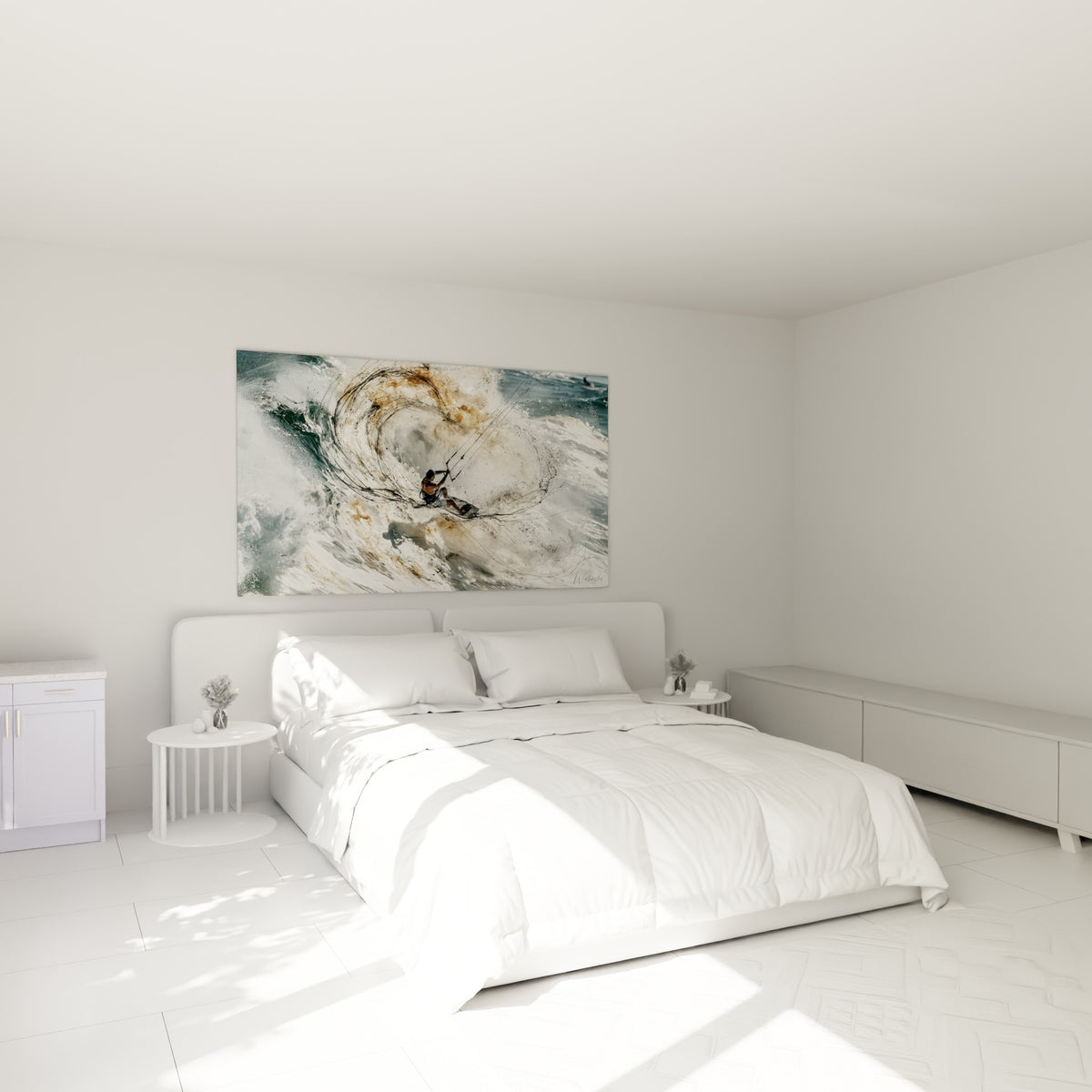 Rider en pleine glisse sur fond blanc et gris, tableau accroché au-dessus d'un lit dans une chambre claire