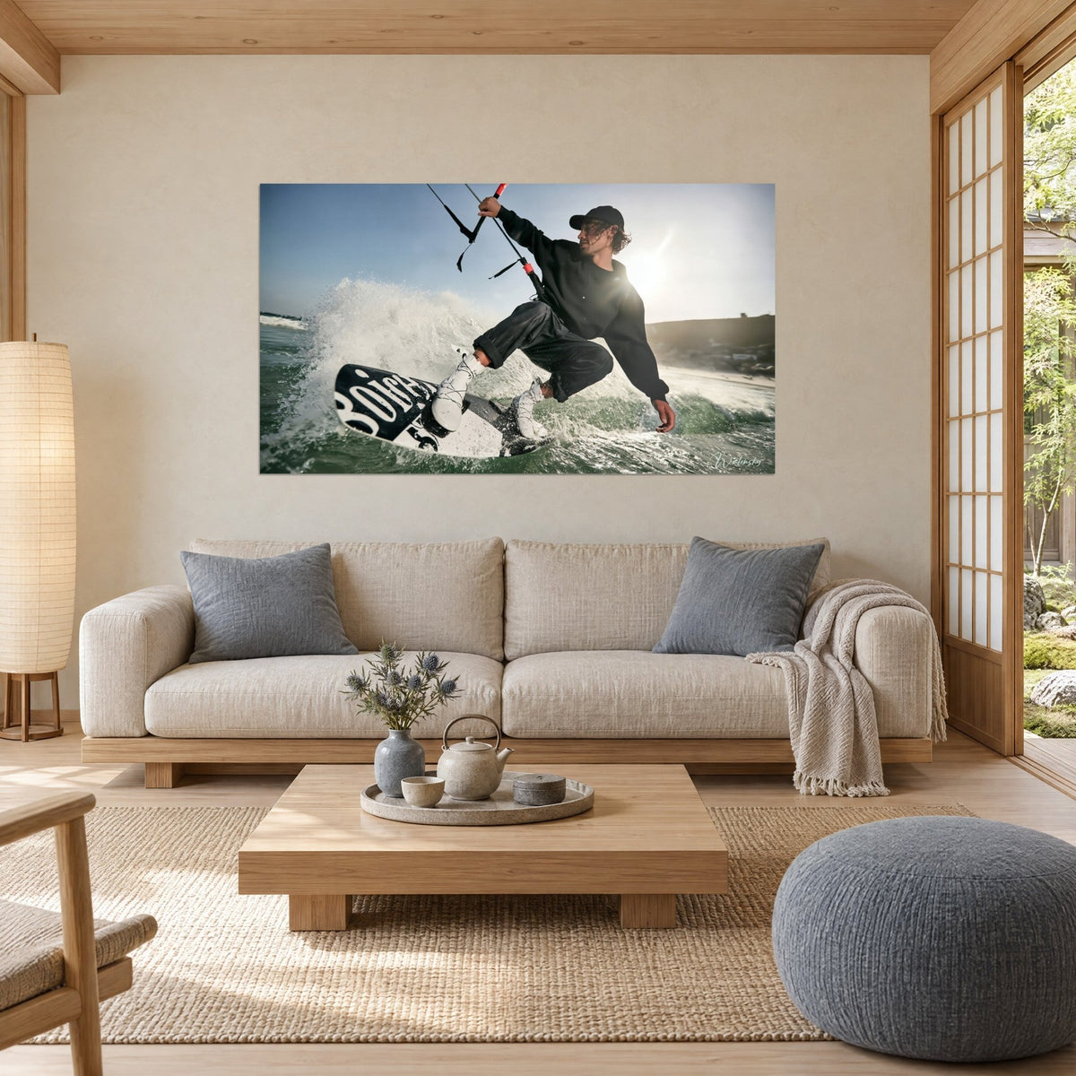 Gemälde Kitesurfer mit Schirmmütze, der in weißer Gischt wirbelt, schwarzer Pullover, weißes Board, über einem Sofa in einem hellen Wohnzimmer