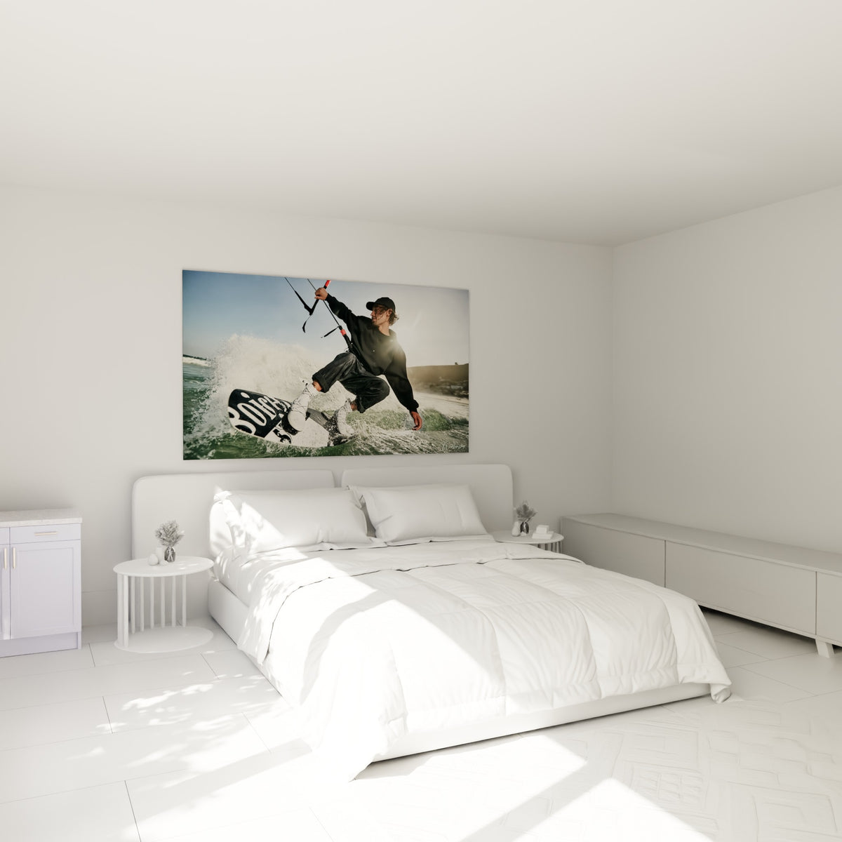Sportif suspendu en plein kitesurf, tenue noire et éclaboussures blanches, au-dessus d'un lit dans une chambre claire