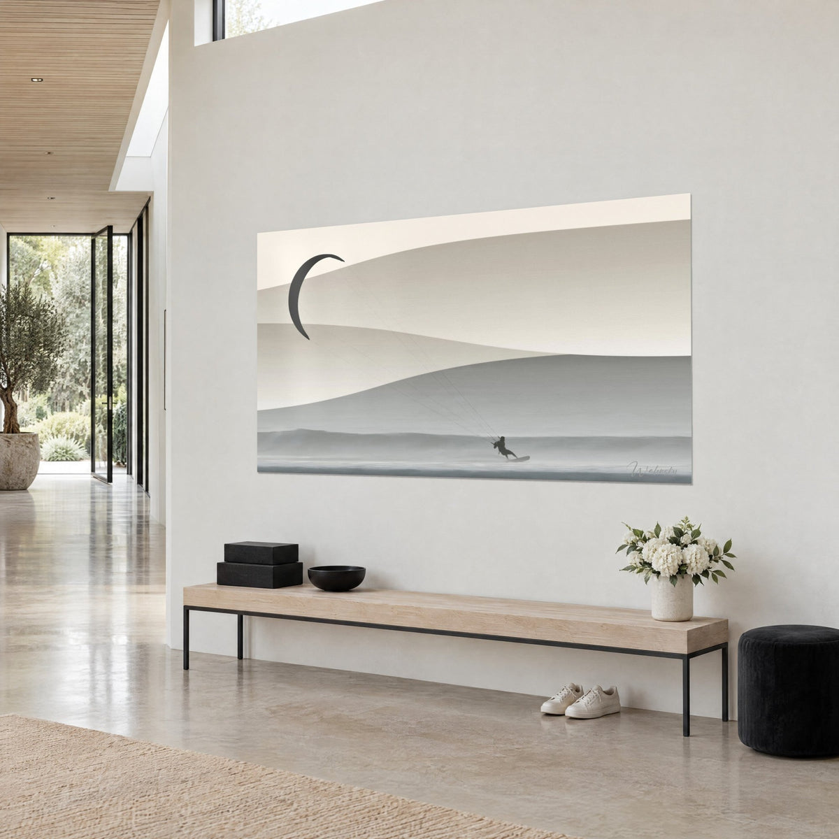 Tableau voile de kite arquée noire sur collines lissées crème et gris perle, vue de trois-quarts dans un hall à banc de bois