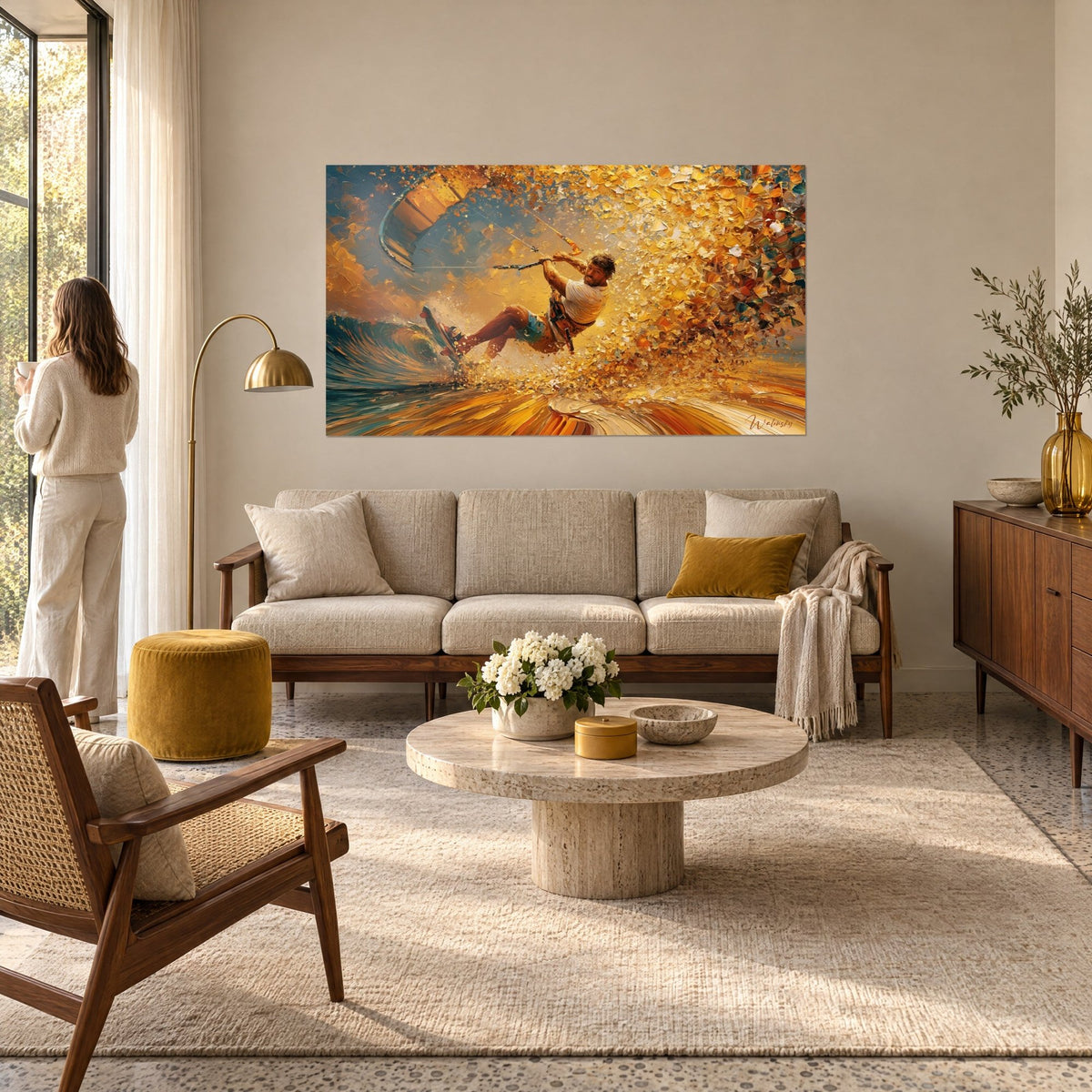 Tableau kitesurfeur suspendu à sa voile ocre, éclaboussures dorées et vague turquoise, au-dessus d'un canapé dans un salon lumineux