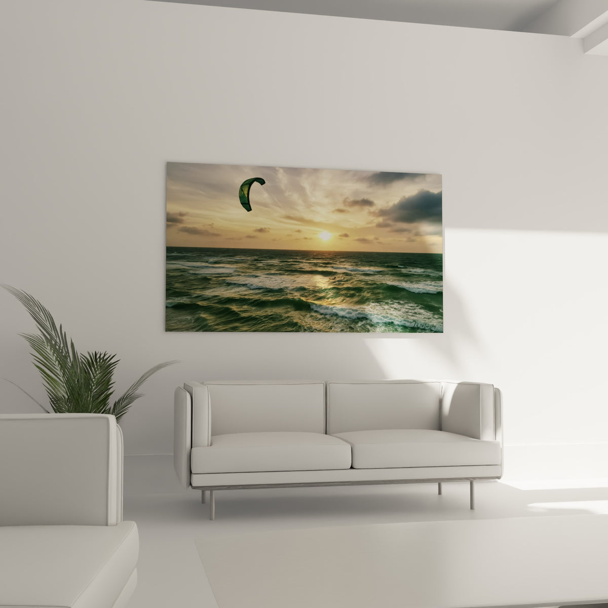 Rider et voile verte du kite surf sous ciel ambré, disposés au-dessus d'un canapé dans un salon lumineux