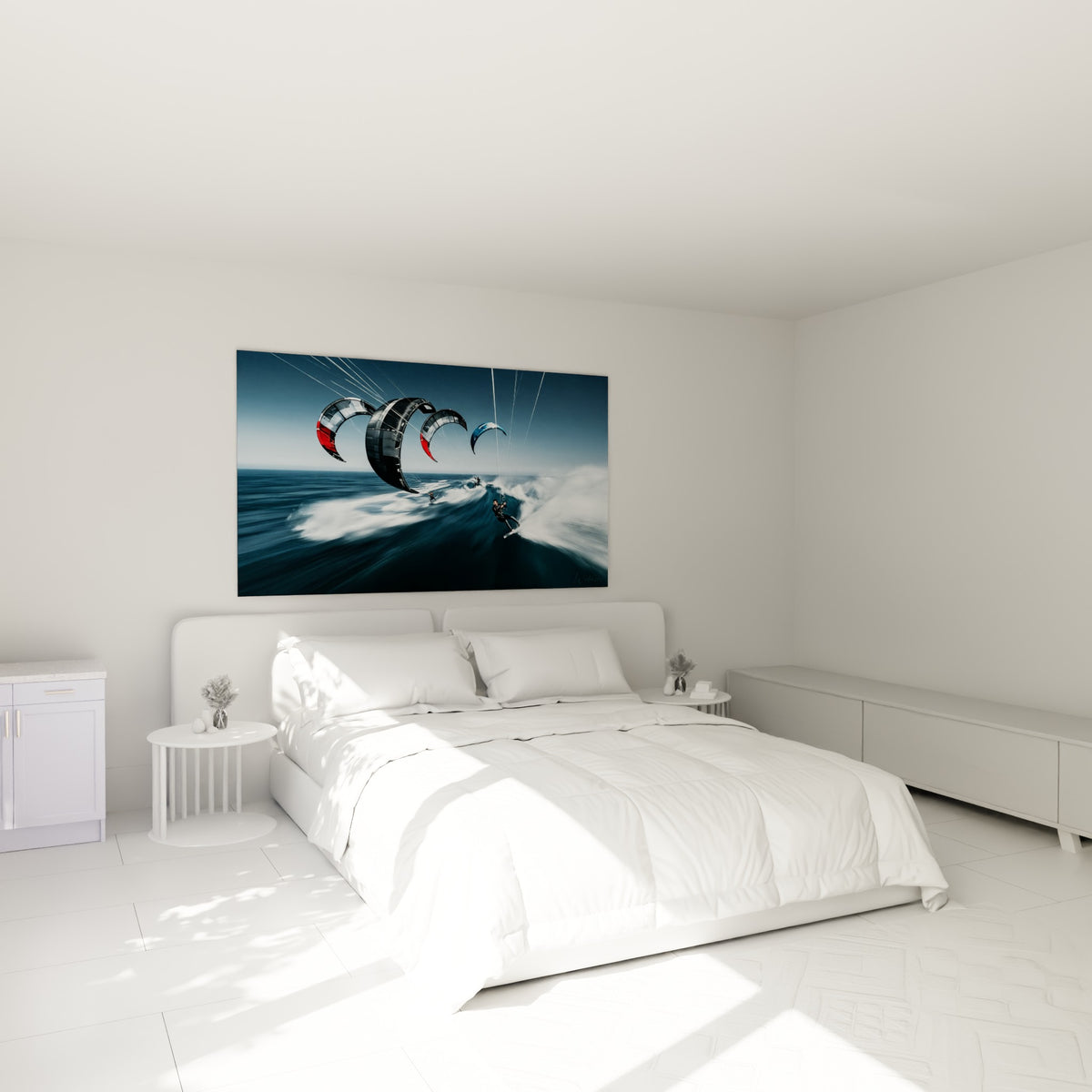 Voiles anthracite et rouges de ce tableau kite surf au-dessus d'un lit dans une chambre claire