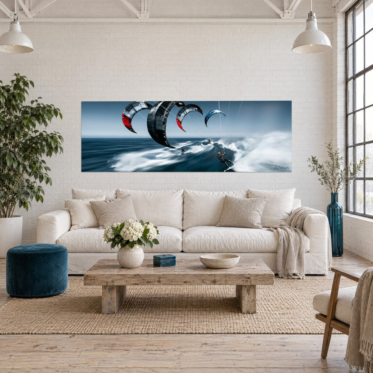 Tableau kitesurfeur filant sur l'écume, voiles noires et rouges, mer bleu marine, au-dessus d'un canapé dans un salon lumineux
