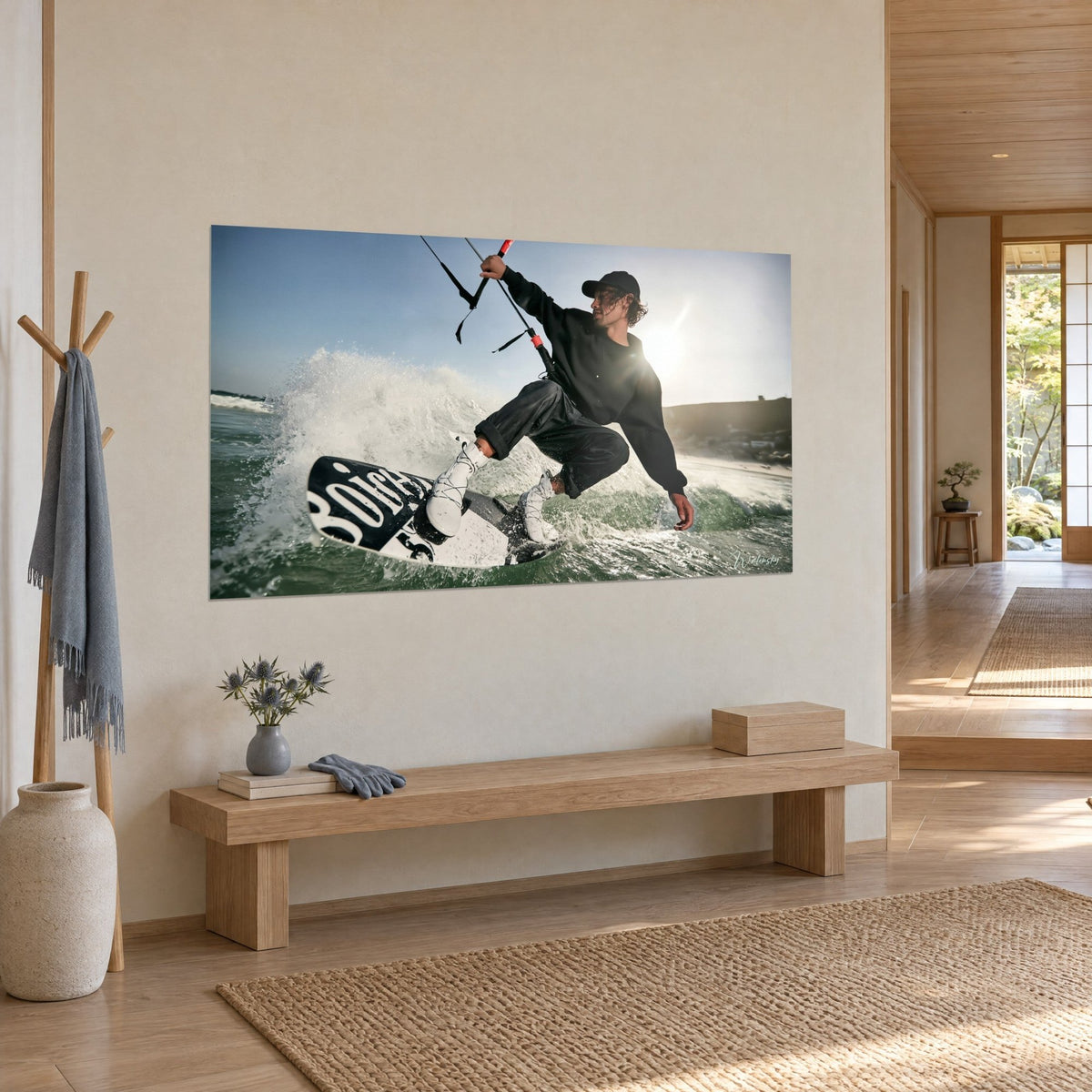 Gemälde Rider im schwarzen Pullover, hockend auf seinem bedruckten Board, Gischtfontäne, grünes Meer, goldene Sonne, Dreiviertelansicht