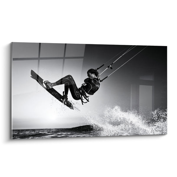 Tableau Kitesurfeur noir et blanc jambe repliée en vol - Fenêtre à carreaux floutée - Edition Kite surf