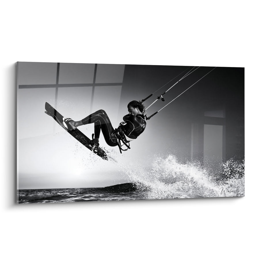 Tableau Kitesurfeur noir et blanc jambe repliée en vol - Fenêtre à carreaux floutée - Edition Kite surf