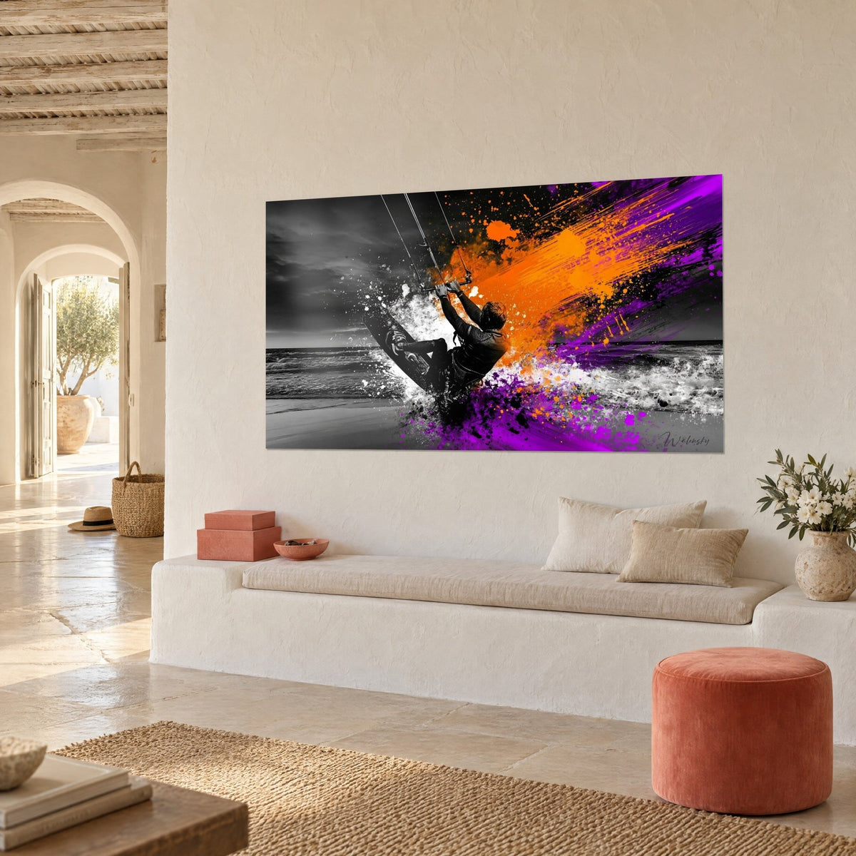 Schilderij kiteboard dat uit witte schuim oprijst, fel oranje streep en violette vlekken, crèmekleurige muur, bank en koraalkleurige poef in driekwartzicht