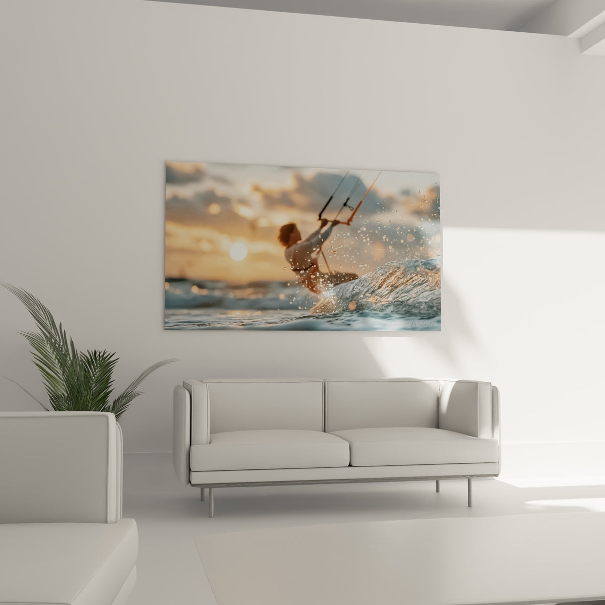 Glisseur dans l'écume, reflets ocre et bleu pastel, au-dessus d'un canapé dans un salon lumineux