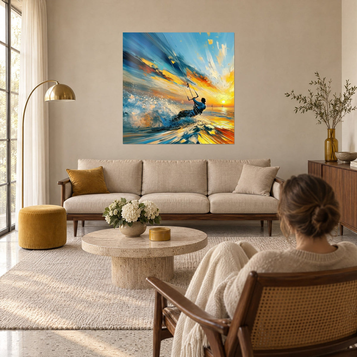 Tableau kitesurfeur filant dans l'écume, ciel bleu et or en coups de couteau, au-dessus d'un canapé dans un salon lumineux