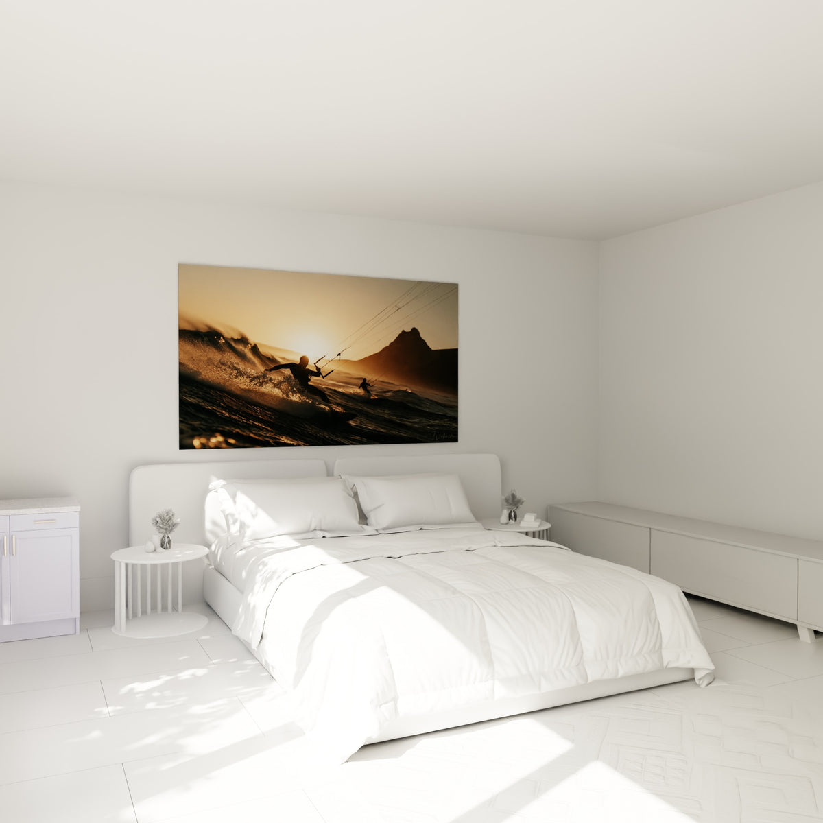 Silhouettes de kitesurf dorées et anthracite au-dessus d'un lit dans une chambre claire