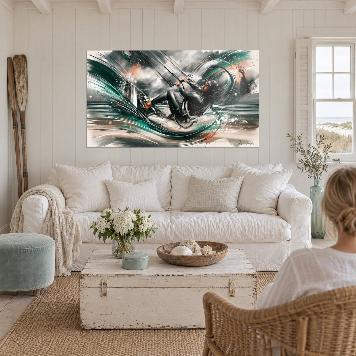 Quadro di un kitesurfer in muta nera, tavola inclinata tra vortici turchesi e corallo, sopra un divano in un soggiorno luminoso
