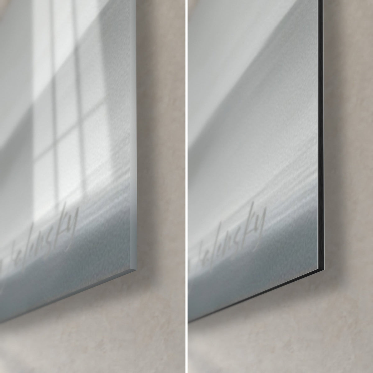 Tableau glisseur sur sa planche, coin bas droit : verre acrylique brillant gris bleuté, Dibond mat beige, tranche de 3 mm