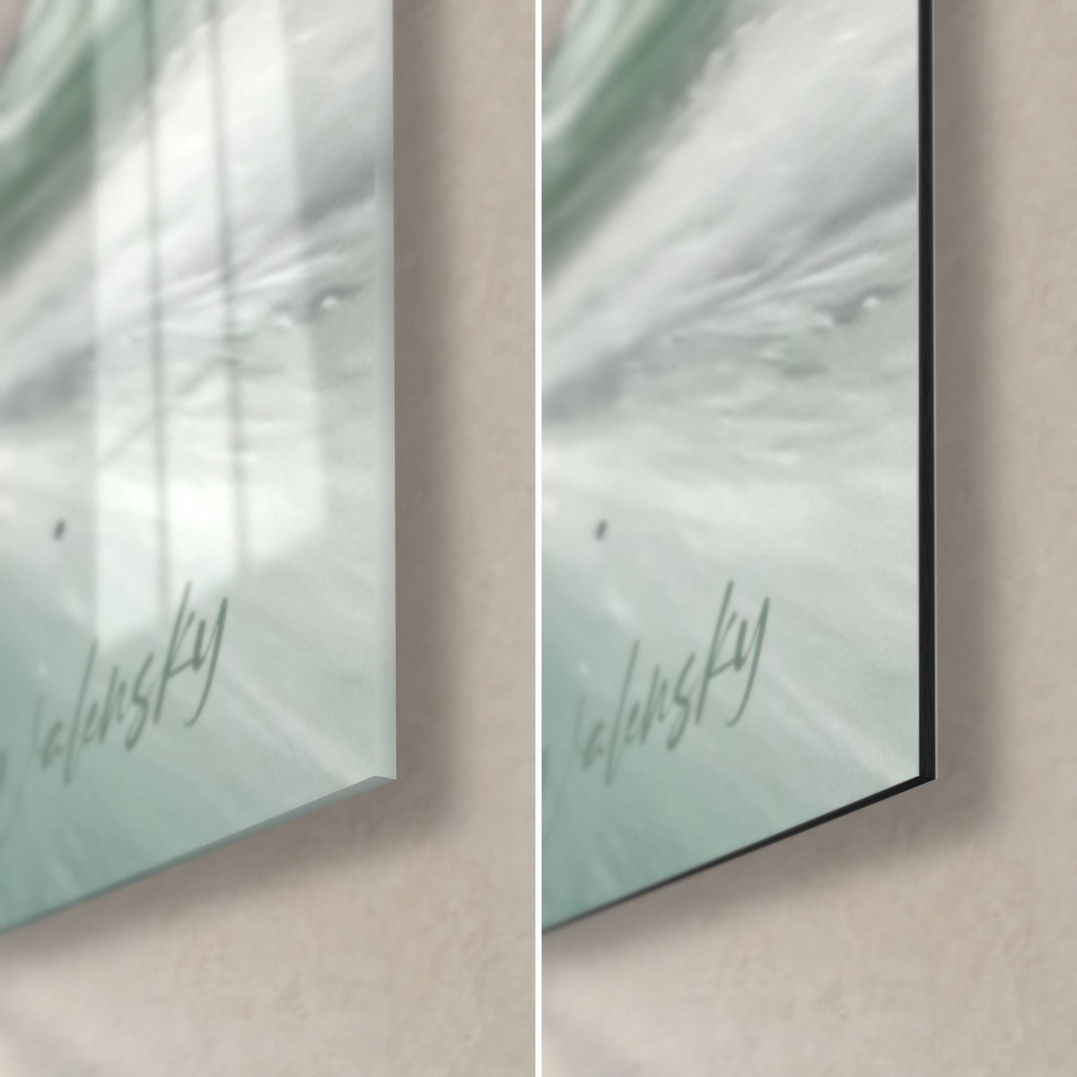 Tableau kiteur glissant sur l'eau turquoise, coin bas droit : verre acrylique brillant à gauche, Dibond noir mat à droite