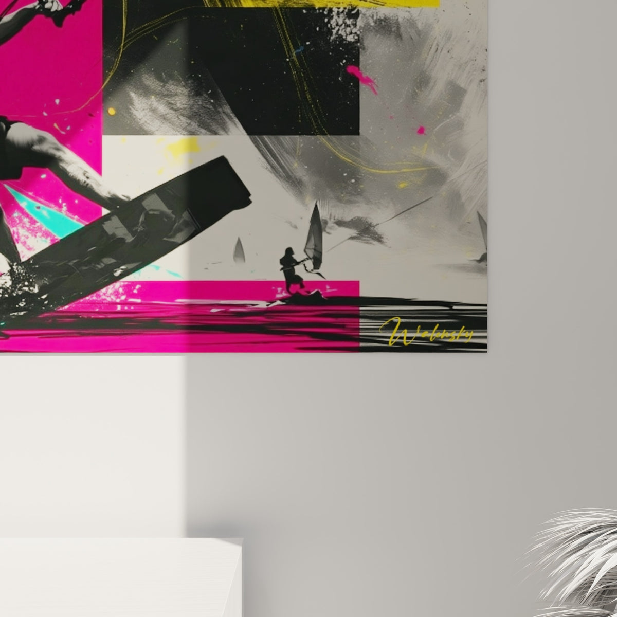 Détail des éclaboussures noires et traits jaunes vifs sur fond rose fuchsia, matière picturale texturée
