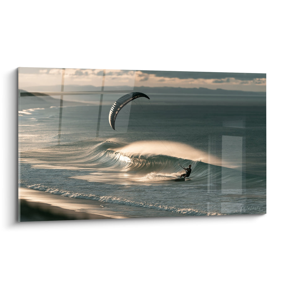 Tableau Kitesurfeur noir et gris longeant une vague creuse - Montagnes lointaines embrumées - Edition Kite surf