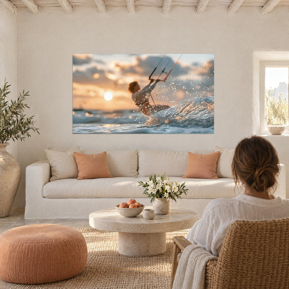 Πίνακας kitesurfer που κρατά με δύναμη τη πορτοκαλί μπάρα του, χρυσές σταγόνες και ασημένιο κύμα, χλωμός ήλιος, πάνω από καναπέ σε φωτεινό σαλόνι