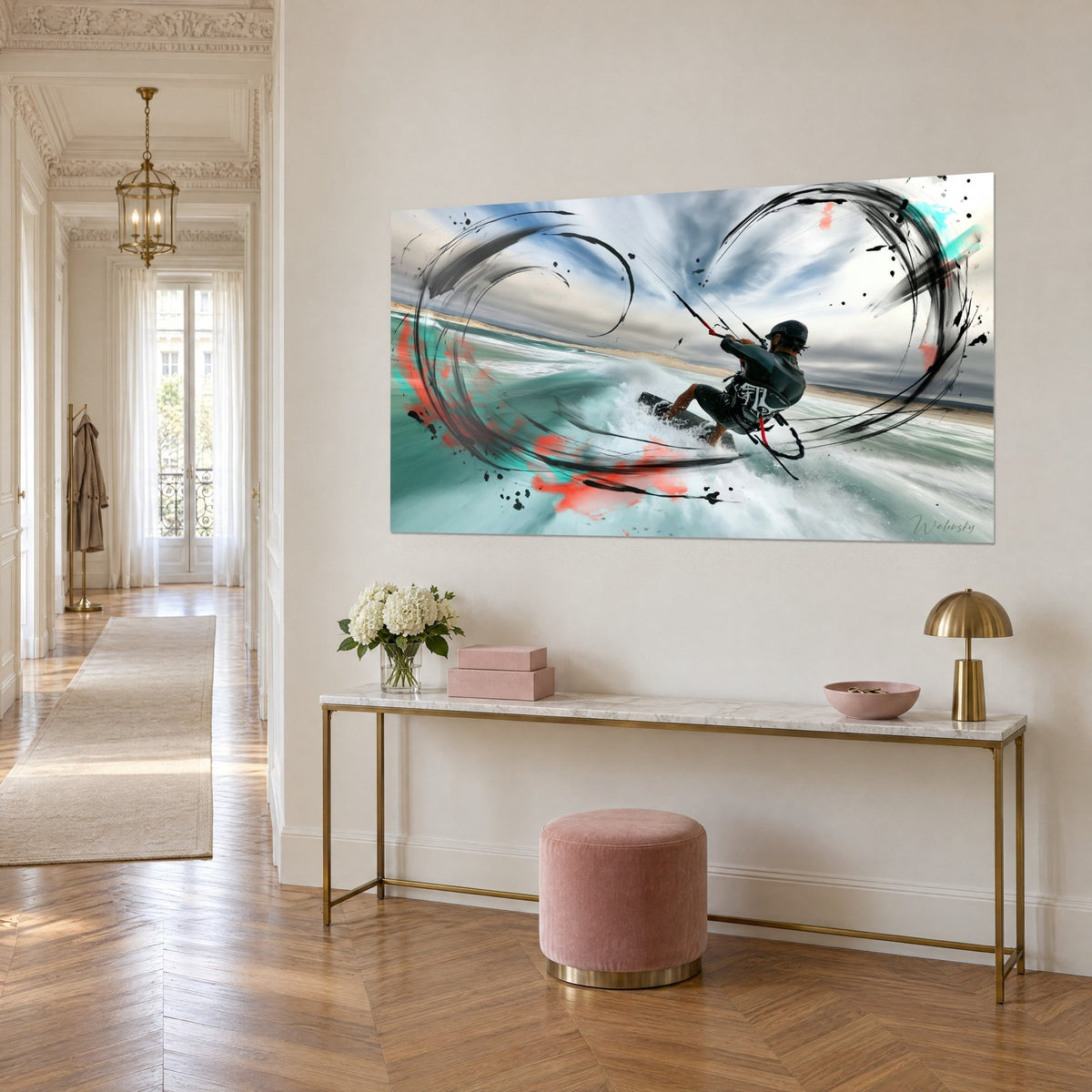 Tableau sportif en combinaison noire tenant sa barre, écume blanche et taches corail, au-dessus d'une console dorée dans l'entrée