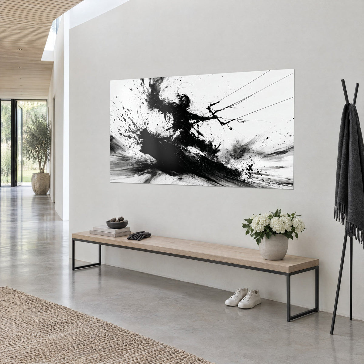 Tableau silhouette bondissante en encre noire et blanc crème, lignes de traction tendues, vue de trois quarts dans une entrée claire