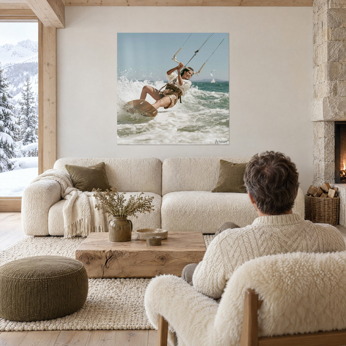 Tableau kitesurfeuse souriante sur planche en bois, écume blanche et ciel bleu pâle, au-dessus d'un canapé dans un salon lumineux