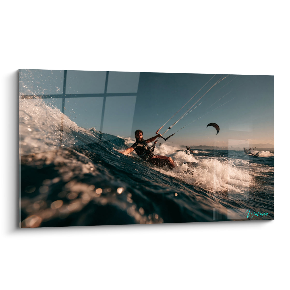 Kitesurfeur fendant une vague turquoise, écume blanche et voile élancée dans un ciel bleu