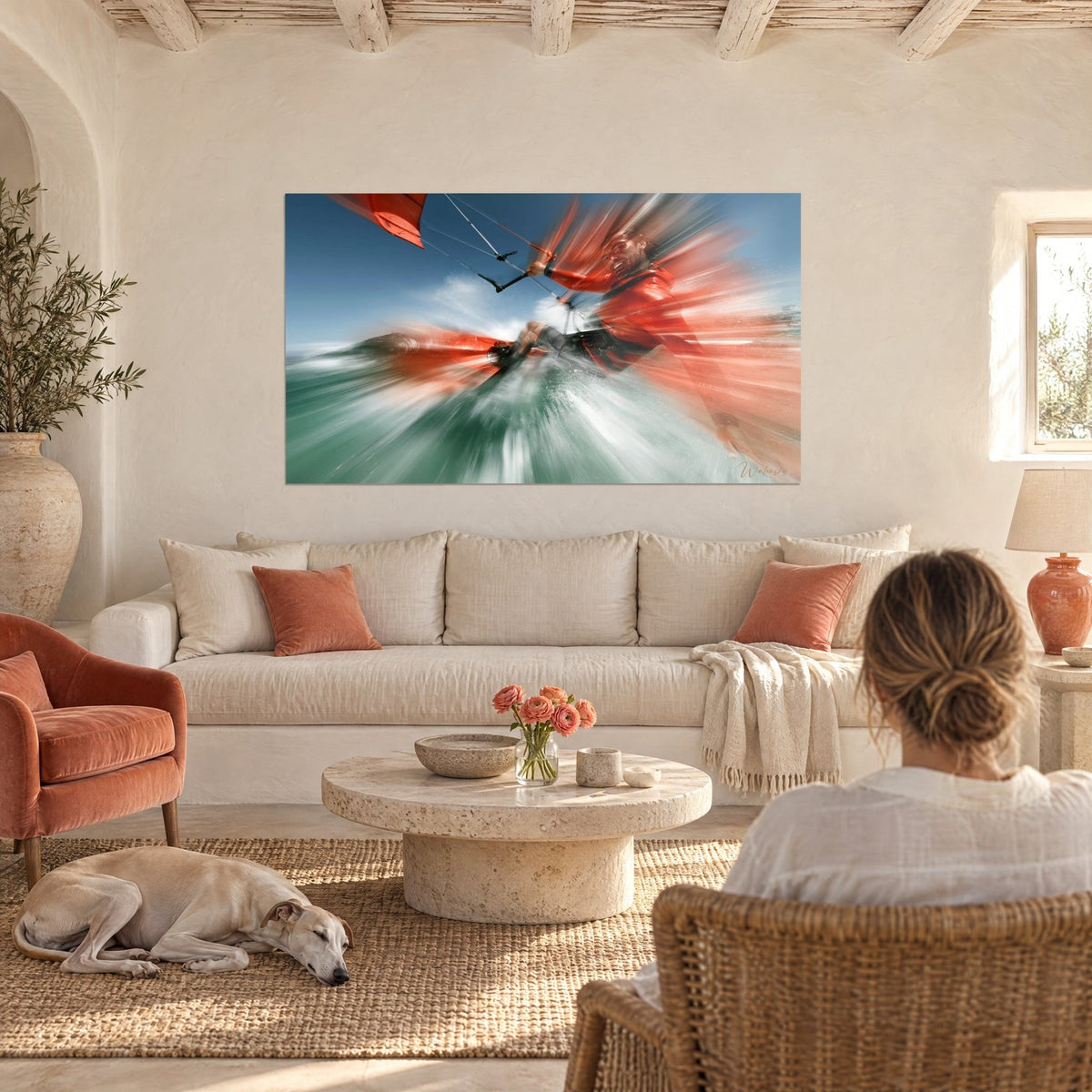 Tableau kitesurfeur hurlant de joie dans un flou rouge et vert, au-dessus d'un canapé dans un salon lumineux