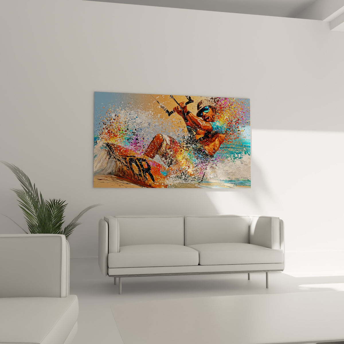 Scène de kitesurf éclatée en orange et bleu turquoise au-dessus d'un canapé dans un salon lumineux