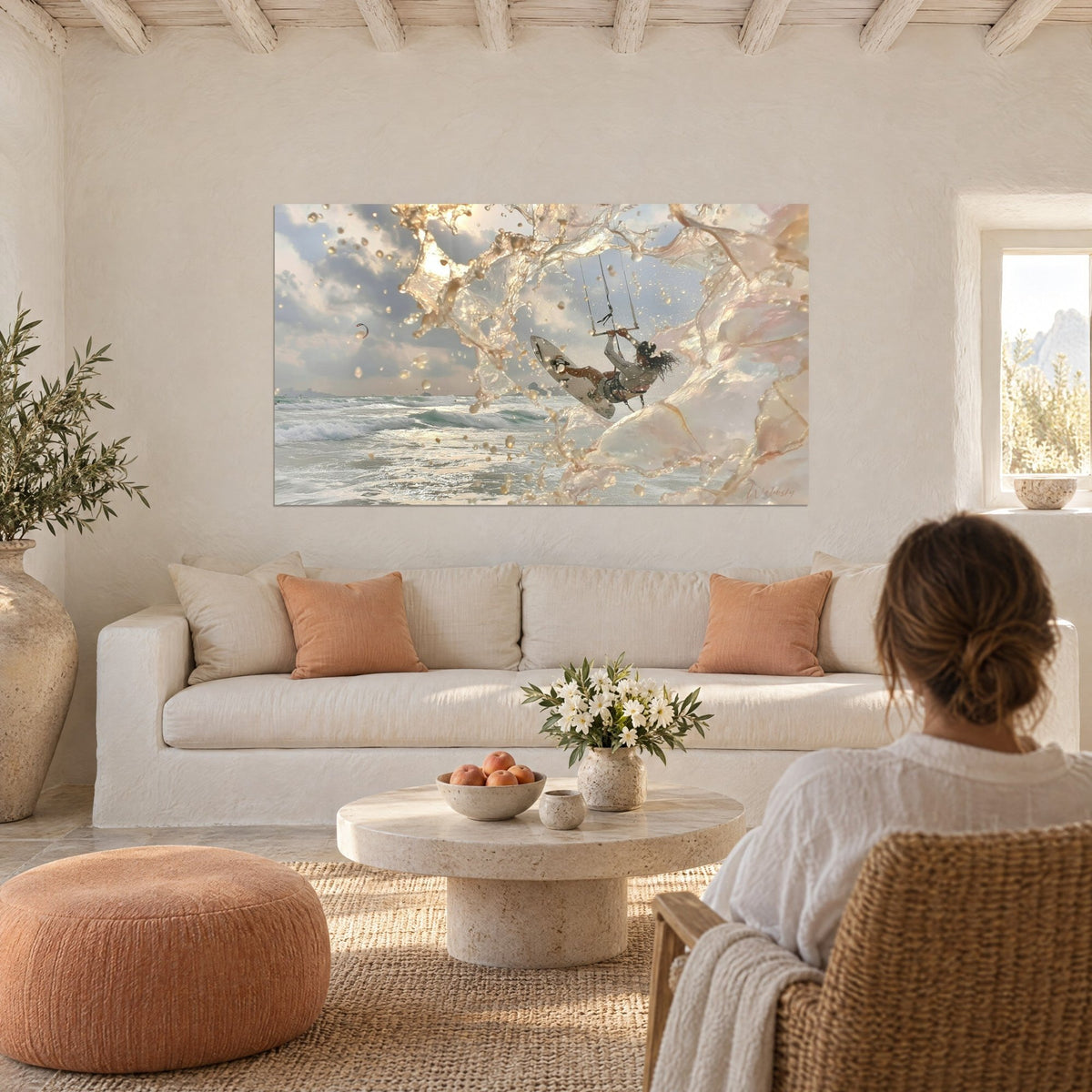 Tableau kitesurfeur suspendu dans une gerbe d'écume ivoire et beige, cheveux au vent, au-dessus d'un canapé dans un salon lumineux